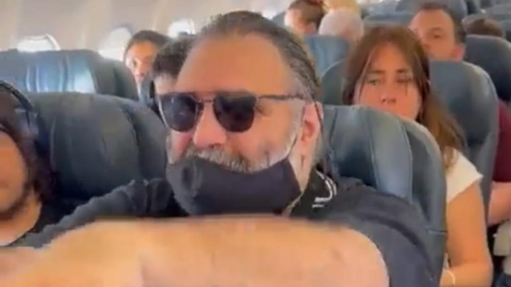 Escracharon a Baradel en un vuelo a Miami