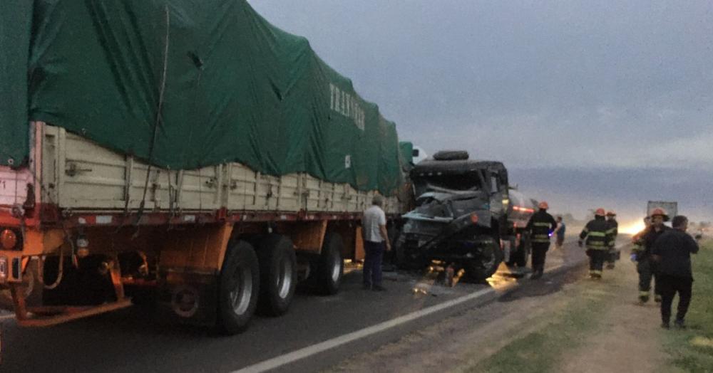 Accidente entre 2 camiones en Ruta Nacional 7 km 219