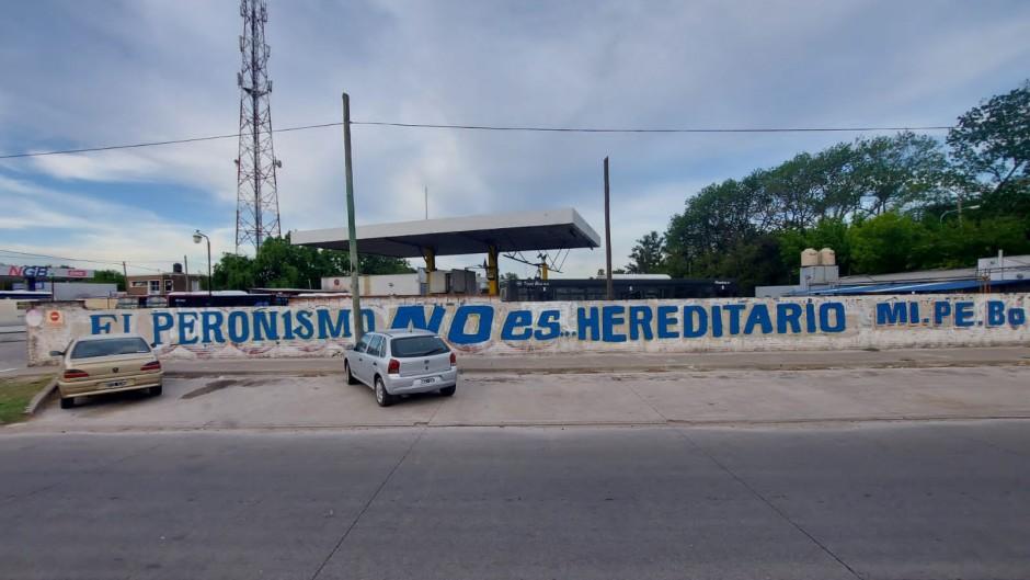 Aparecen pintadas en Luján contra Máximo, pero no serían "Los Picantes"