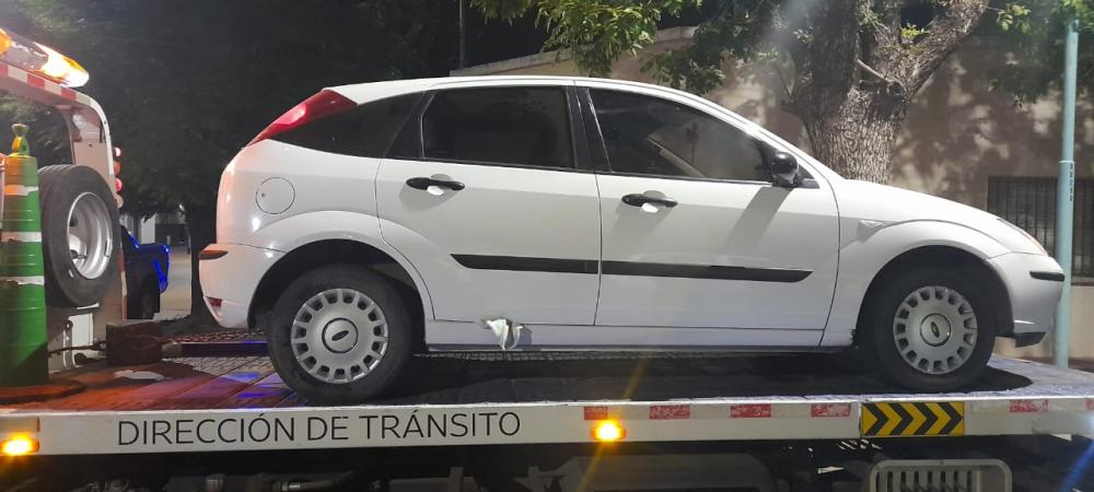 Embistió a una agente de Guardia Urbana y se dió a la fuga