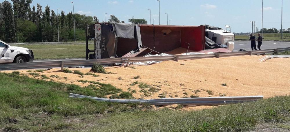 Vuelco en rotonda Rutas provinciales 30 y 51