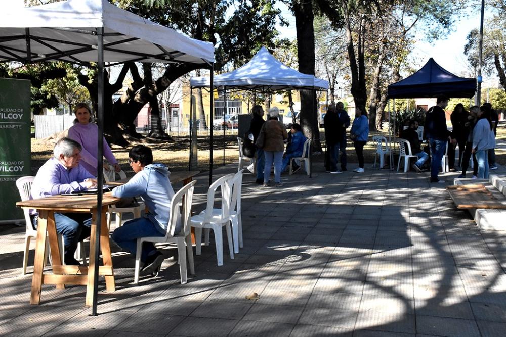 El Intendente Guillermo Britos y funcionarios municipales dialogaron con los vecinos en la Plaza 9 de Julio