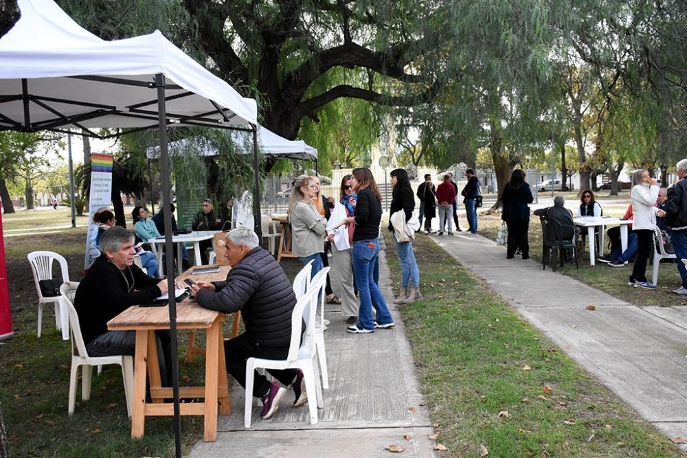 El intendente Guillermo Britos atendió a los vecinos en la Plaza Colón, junto a todo el Gabinete
