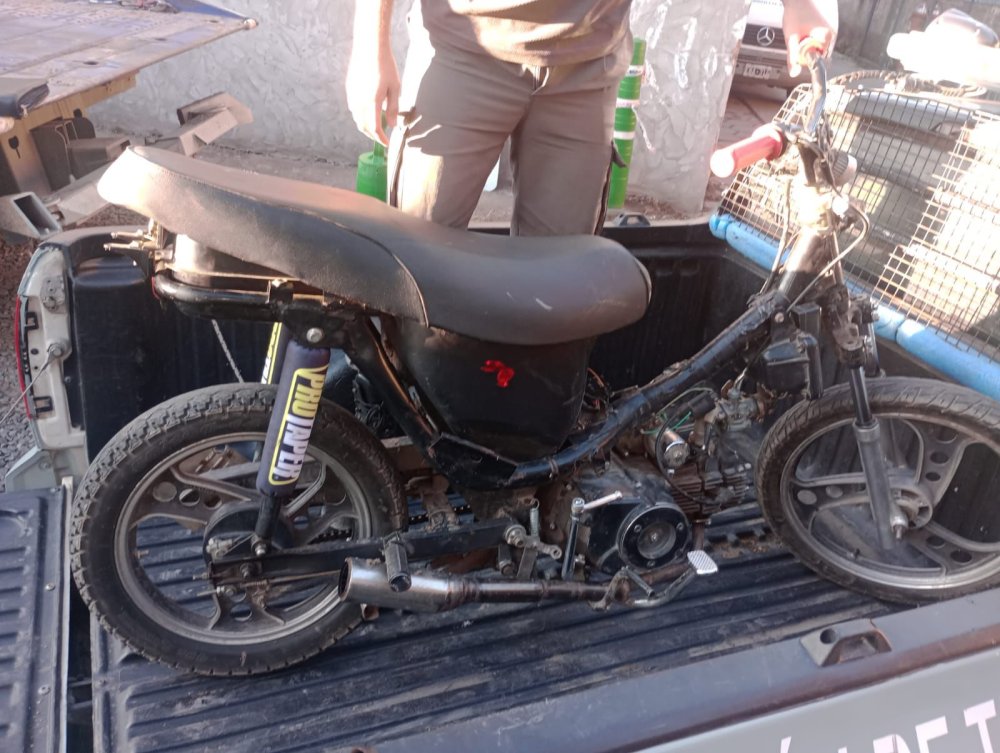 Dos menores detenidos en una moto robada y portando un arma blanca