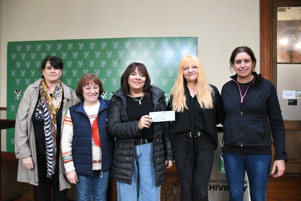 La jefa de Gabinete, Marcela Sabella, hizo entrega de cheques a tres instituciones educativas