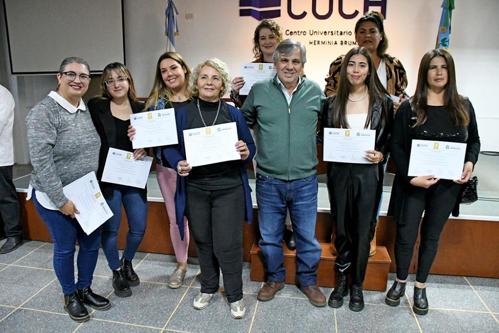 Se llevó a cabo el acto de entrega de 100 certificados en el marco del Programa de Capacitación de Desarrollo Social y el Centro universitario Chivilcoy