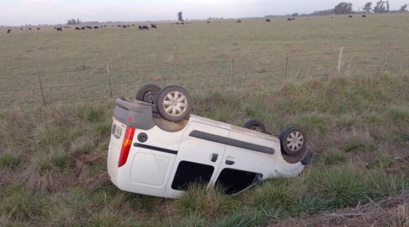 Vuelco de un utilitario en un camino rural