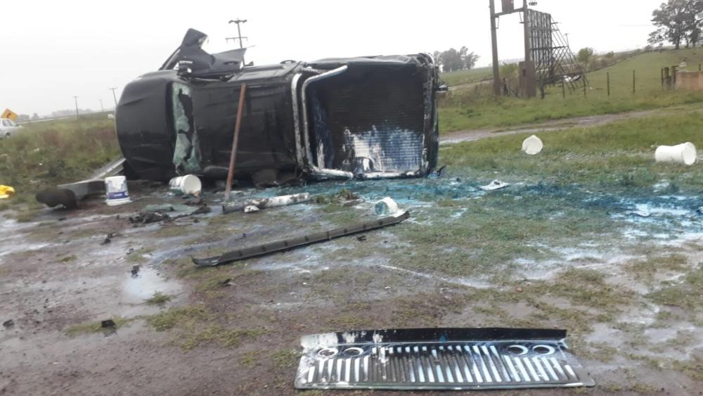 Despiste y vuelco de una camioneta en Ruta 5