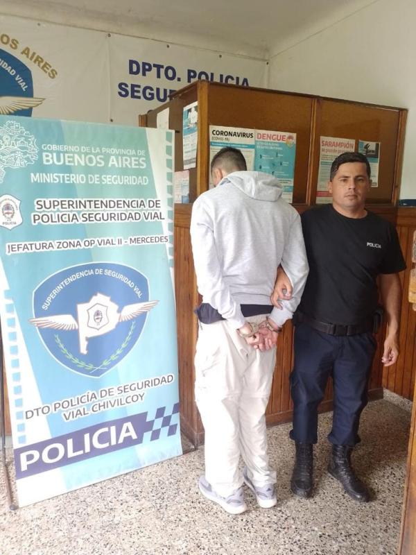 La Policía Vial Interceptó a una persona que conducía un automovil robado y fue detenido