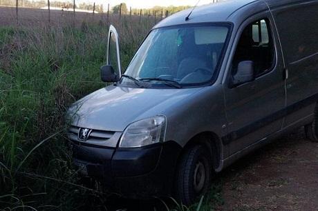 Se despistó una camioneta en un camino rural