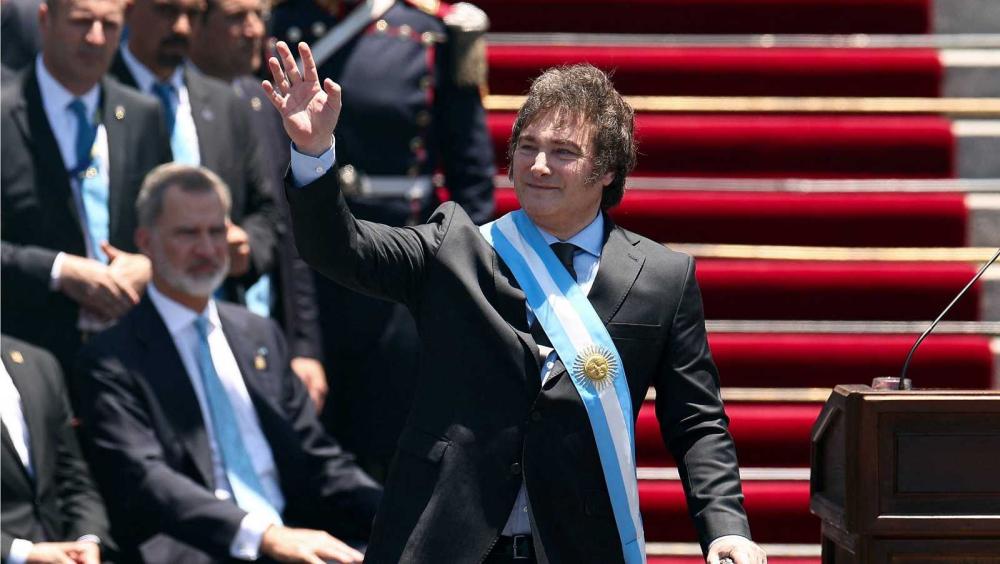El Gobierno daría de baja miles de contratos de empleados estatales