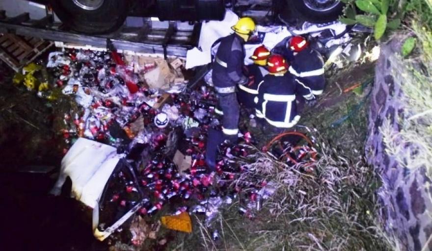 Vuelco fatal de un camión sobre RP 51 cerca de Loma Negra