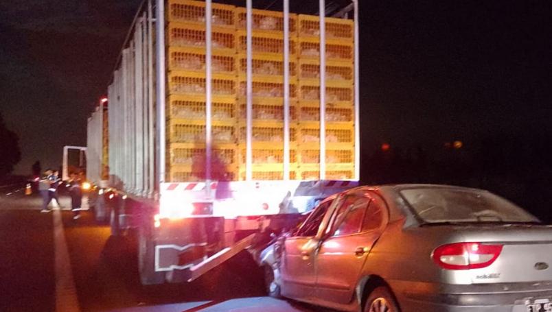 Siniestro fatal en Ruta Nacional N°5 cuando auto choca camión