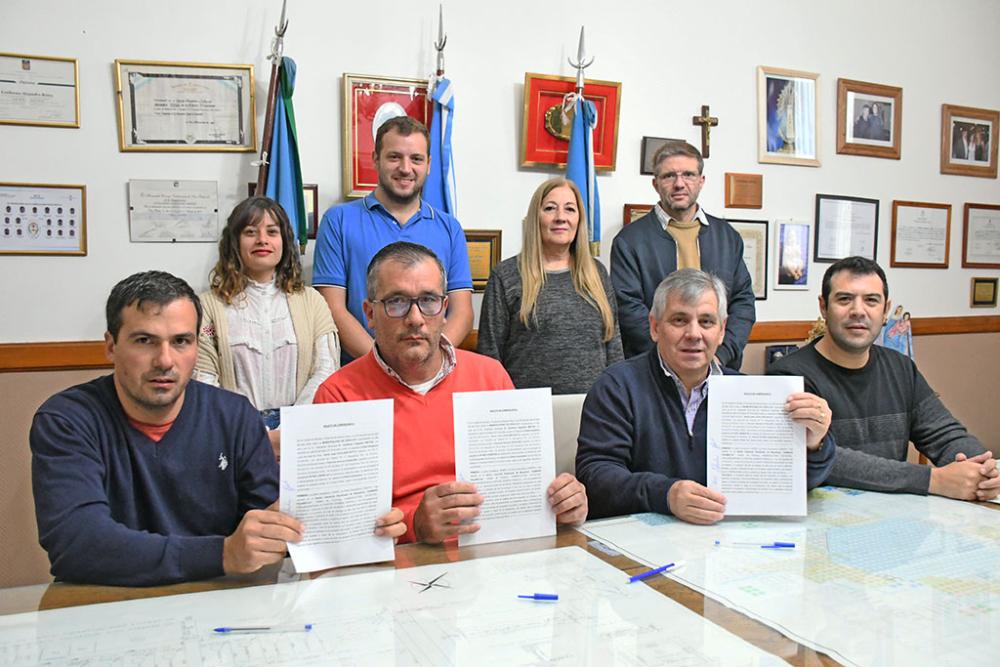 El intendente Guillermo Britos encabezó la firma del boleto de compraventa del último terreno del Parque Industrial de Moquehuá