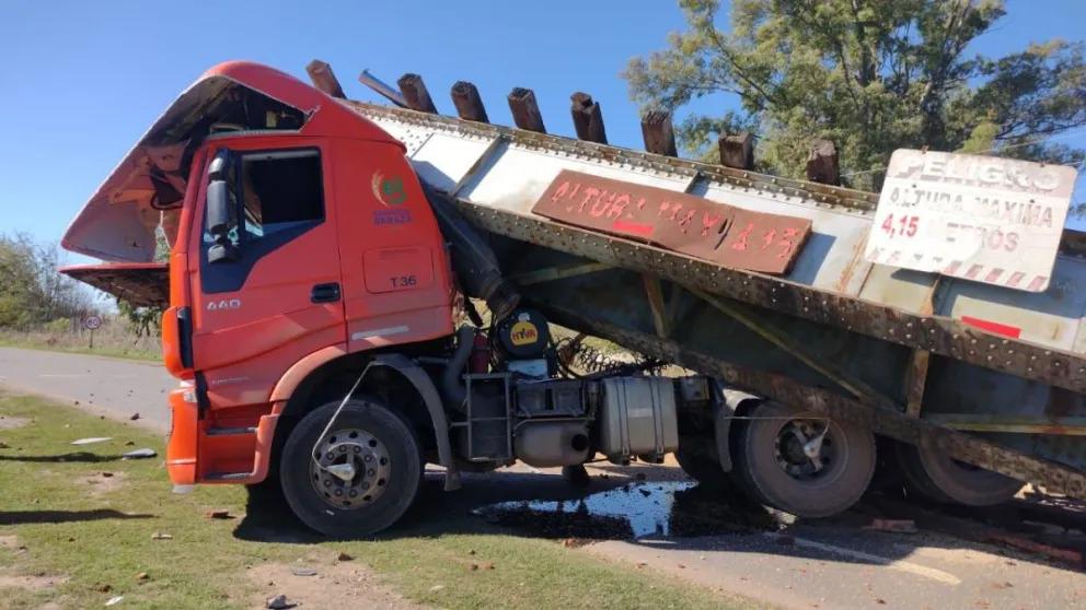 Un camión embistió y derrumbó un puente férreo a la altura de Mercedes