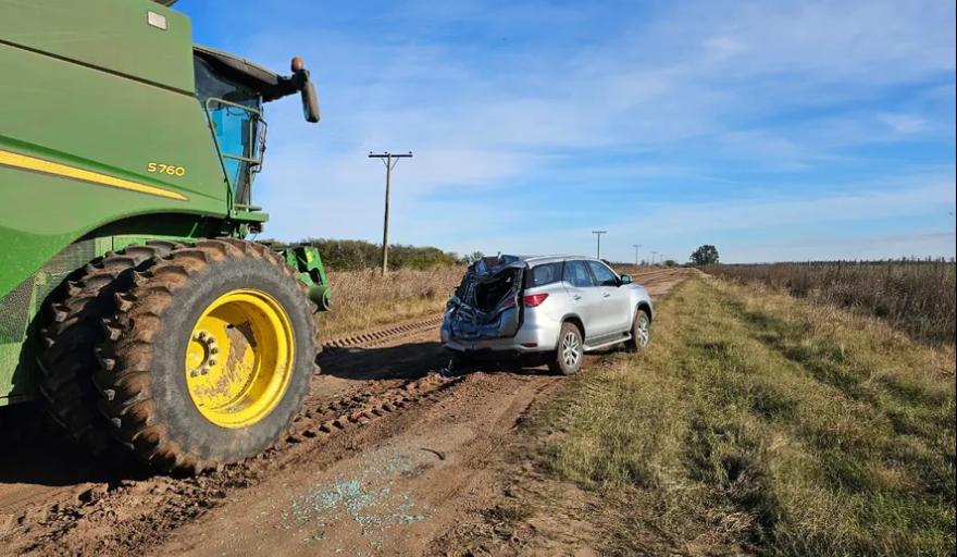 "Relatos salvajes" en el campo: le aplastó la camioneta con la cosechadora
