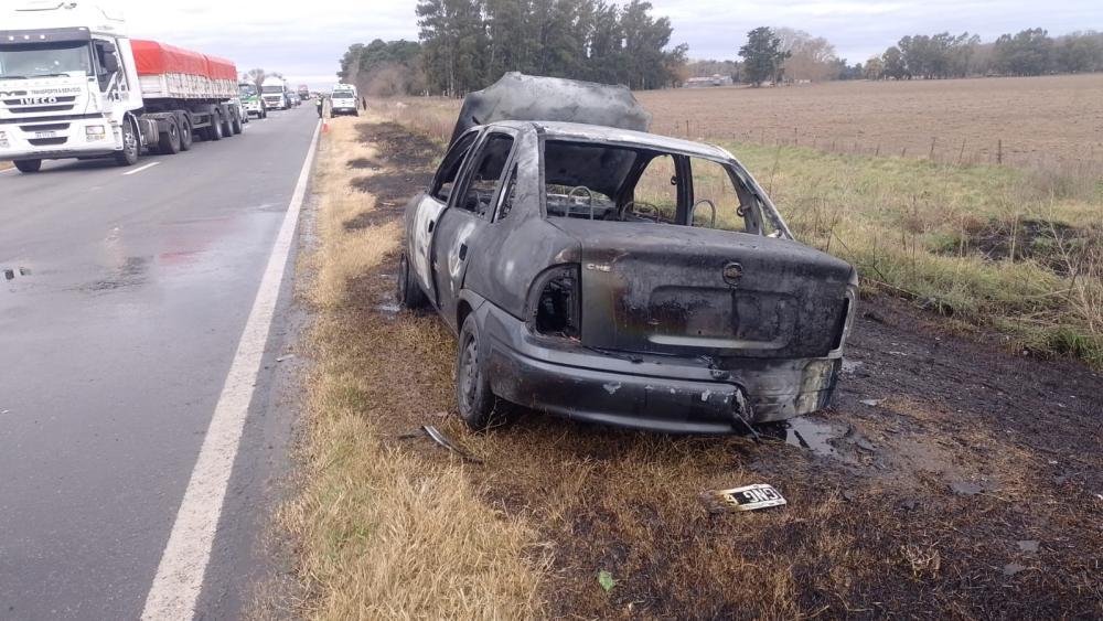 Un auto se incendió por completo en Ruta 5 por un desperfecto mecánico