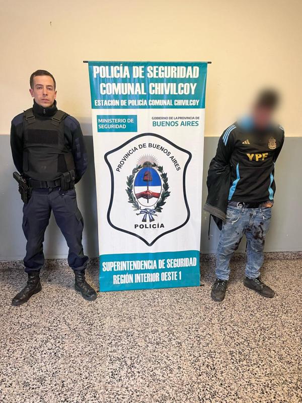 Con un culatazo de un arma le robó el celular