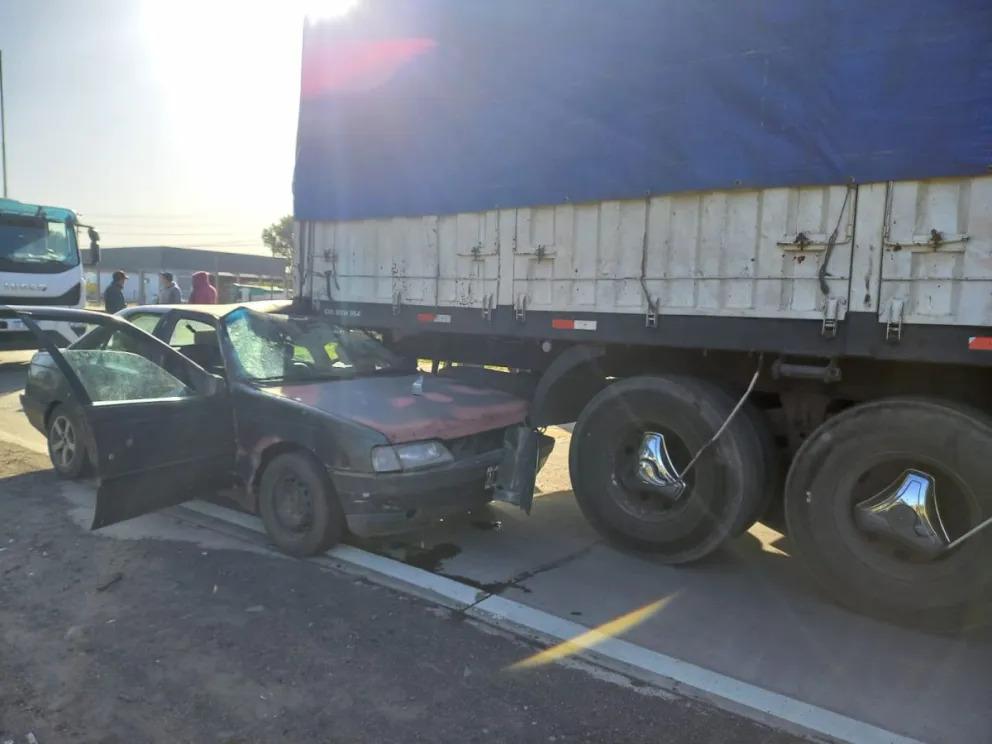 Un auto terminó incrustado detrás de un camión en la Ruta 5