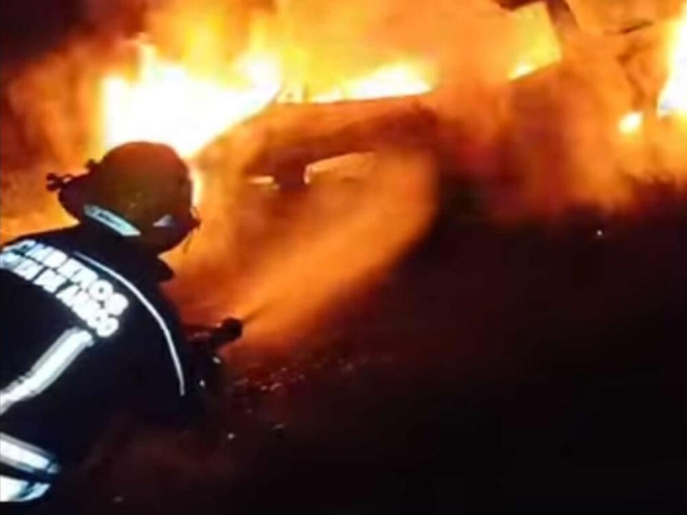 Dos delincuentes reducen a un hombre en zona rural y le roban importante suma de dinero y luego le prenden fuego su vehículo