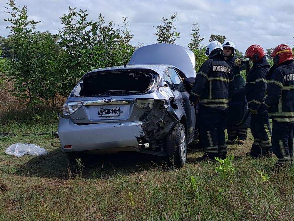Un automóvil colisionó a dos camiones y terminó en la banquina de Ruta 5