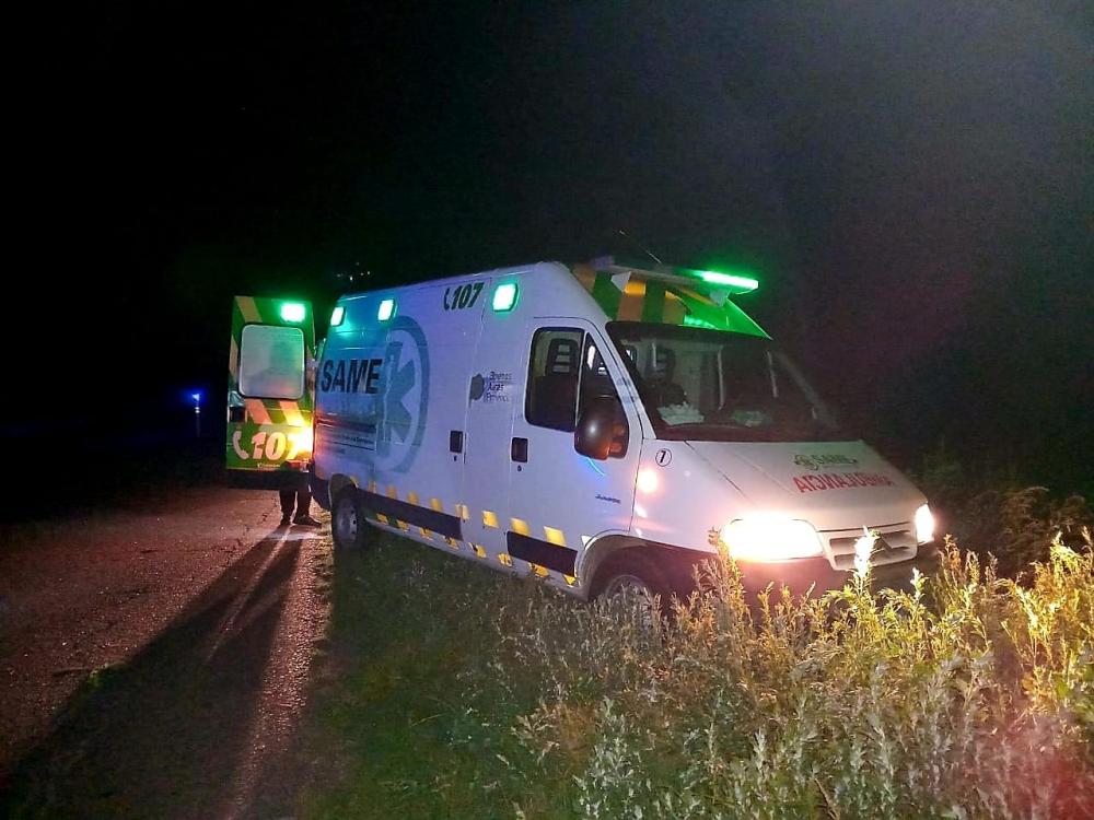 Camión rozó a un auto, lo despistó y se dio a la fuga