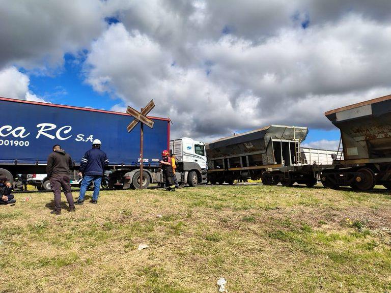 Un camión impactó contra un tren de carga en la Ruta 51