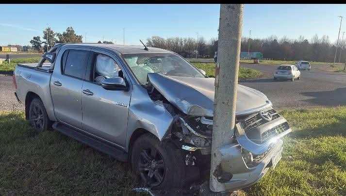 Conductor ebrio chocó su camioneta contra una columna en la Ruta 5