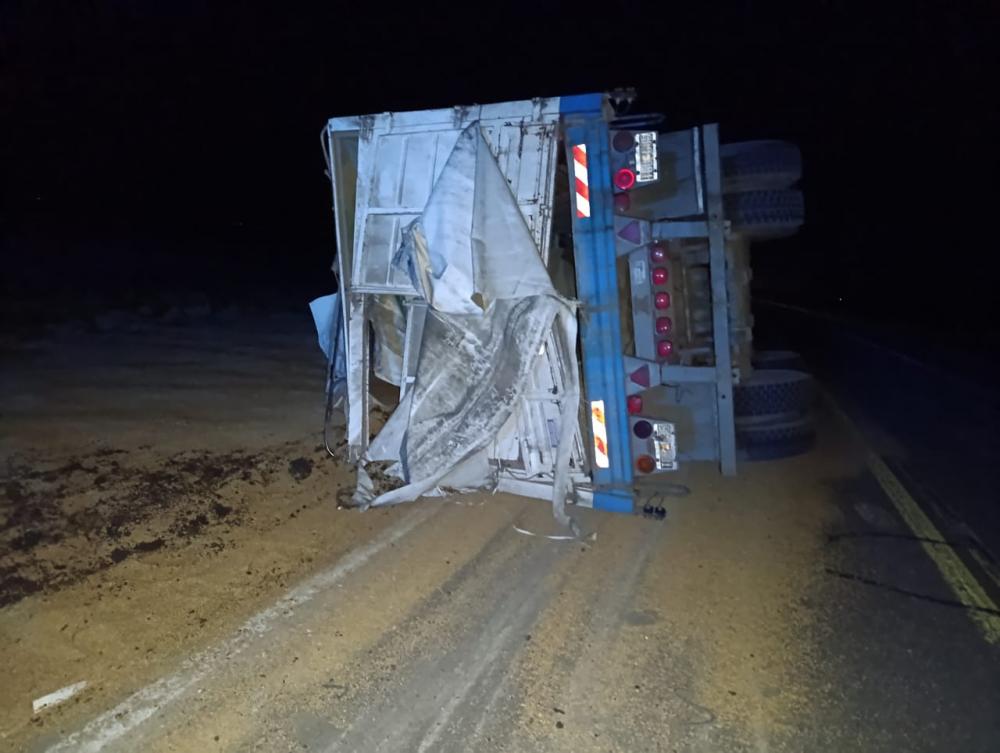 Vuelco de un acoplado en jurisdicción Olavarría, a la altura del kilómetro 354