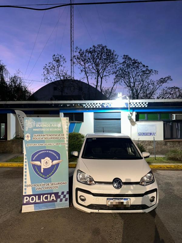 FUERON INTERCEPTADOS Y DETENIDOS POR CIRCULAR EN UN AUTOMÓVIL ROBADO