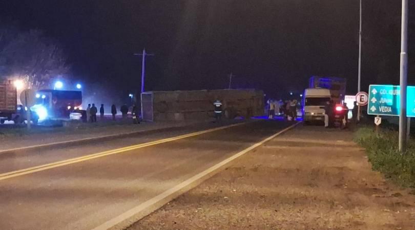 Volcó un camión de pollos en Ruta 7: vecinos se llevaron la mercadería