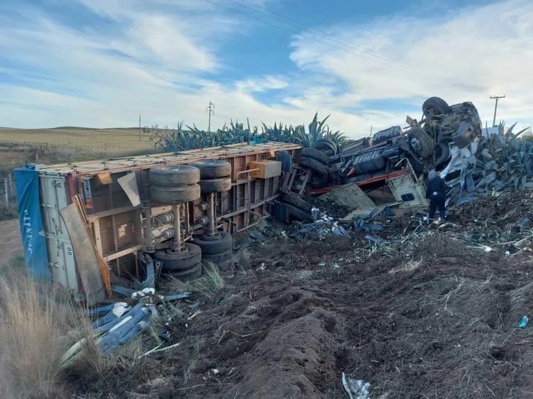 Impactante vuelco de un camión en Ruta 51