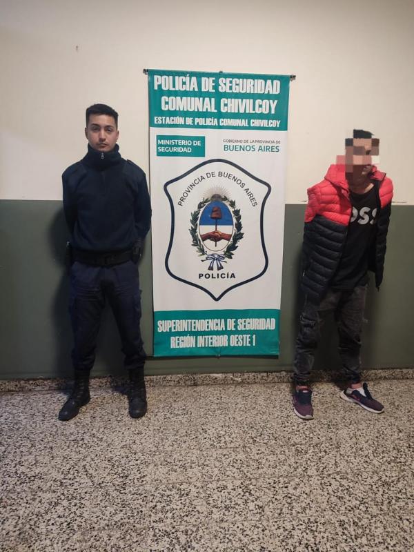 Dos masculinos fueron detenidos por robo de motocicleta
