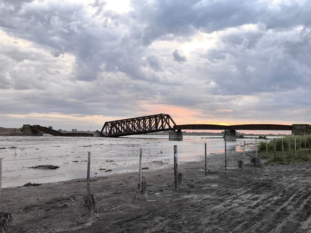 Derrumbe y alerta por puentes en el curso del rio Salado