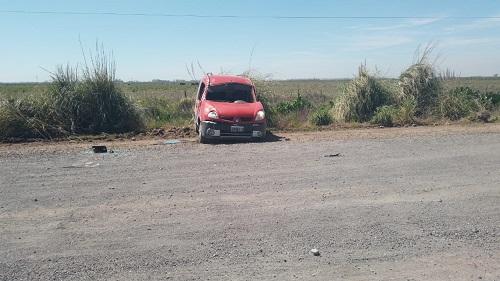 Vuelco de un utilitario en camino de Alberti a Pla