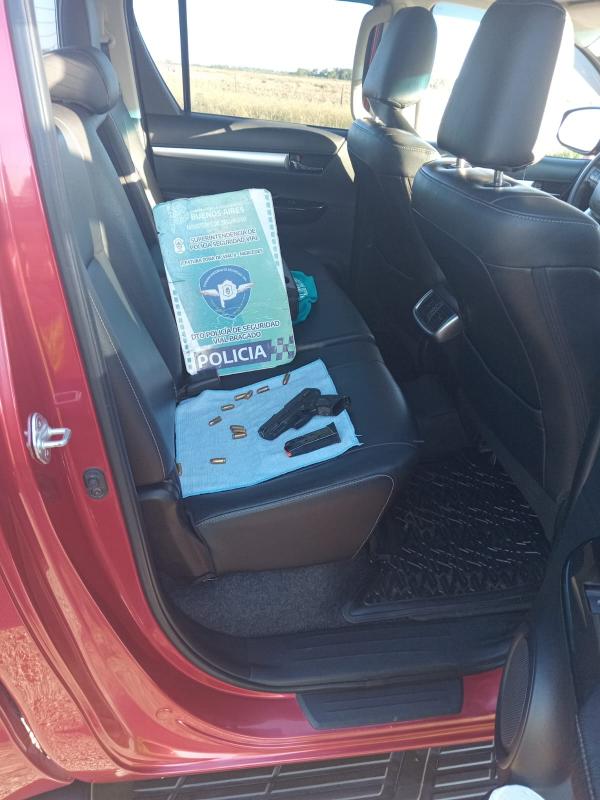 Hallan un arma y mercadería sin permiso