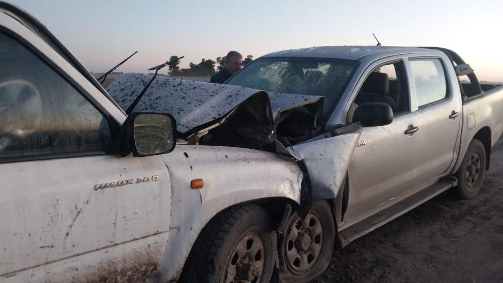 Impactante choque frontal de dos camionetas en un camino rural de Pehuajó