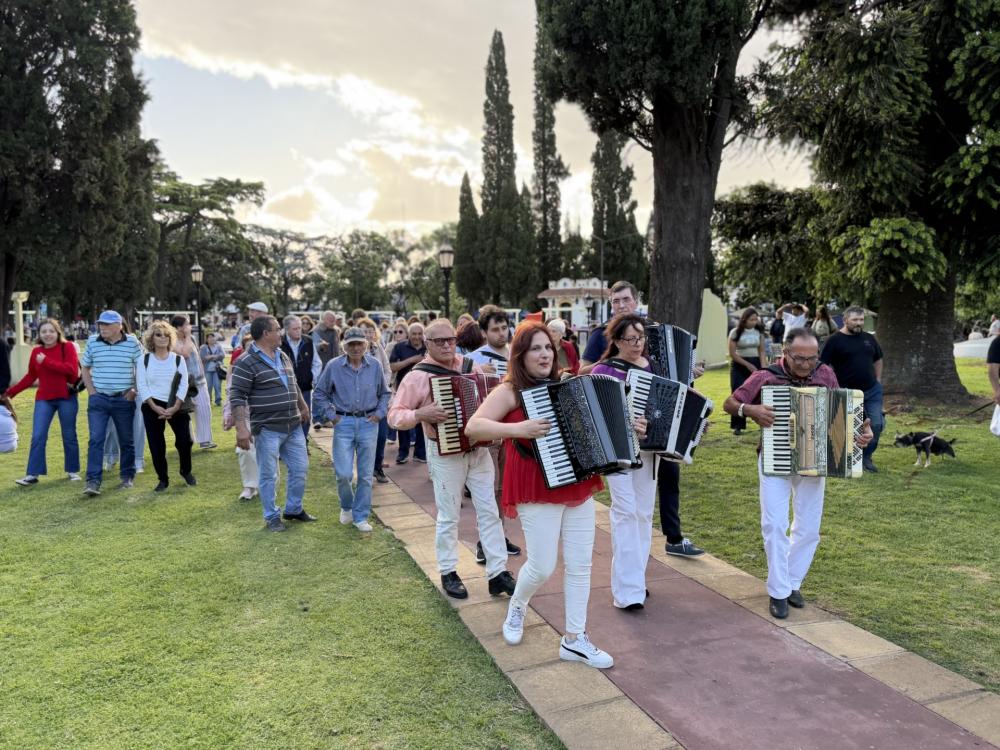 Feria Bio y 20° Caminata Musical de Acordeones: una tarde de música y encuentro en la Plaza España