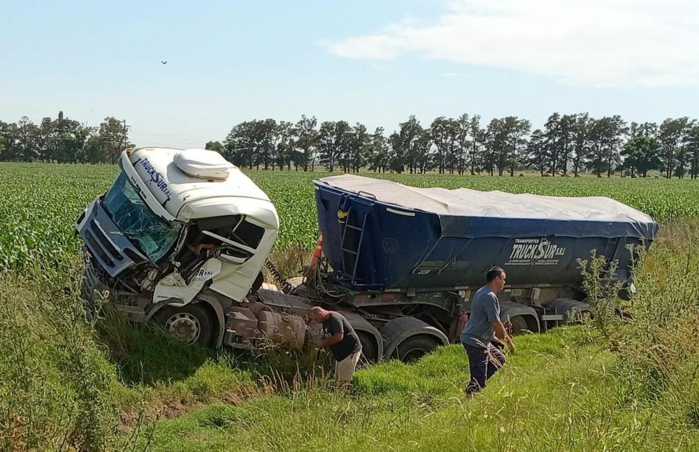 Camión despistó y terminó en la banquina