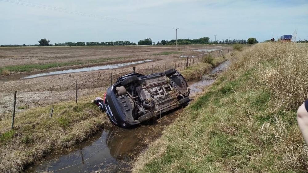 DESPISTE Y VUELCO SOBRE RUTA 5