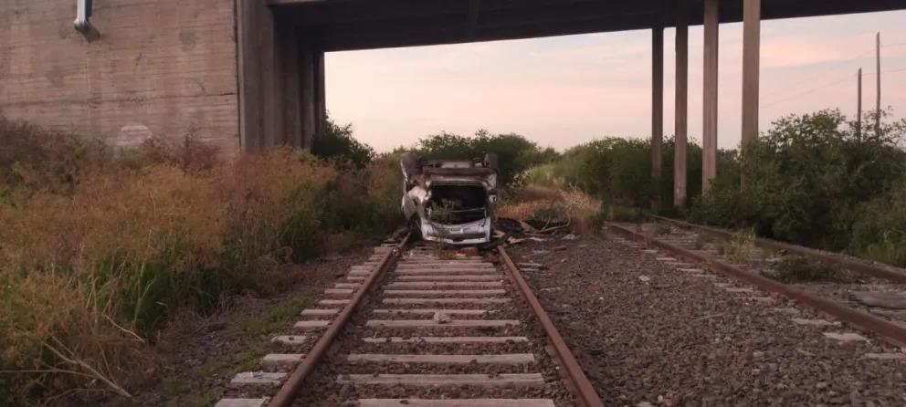 Impresionante accidente: seis jóvenes heridos al volcar un auto desde el puente
