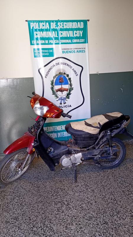 POLICÍA RECUPERA UNA MOTO SUSTRAÍDA EN CHIVILCOY, DETIENE A SU AUTOR Y LA RESTITUYE A SU PROPIETARIA