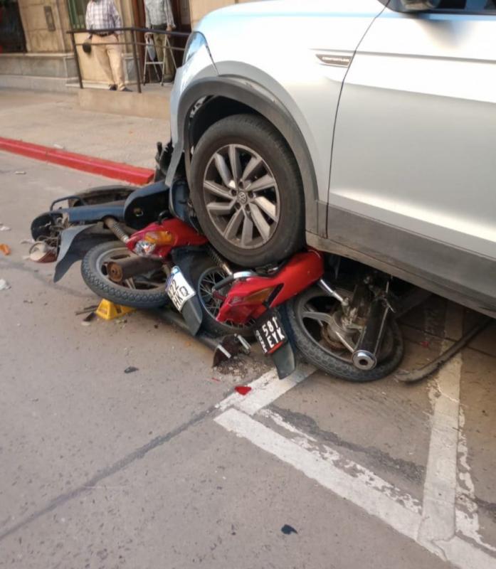 Chocó tres motos estacionadas en el centro