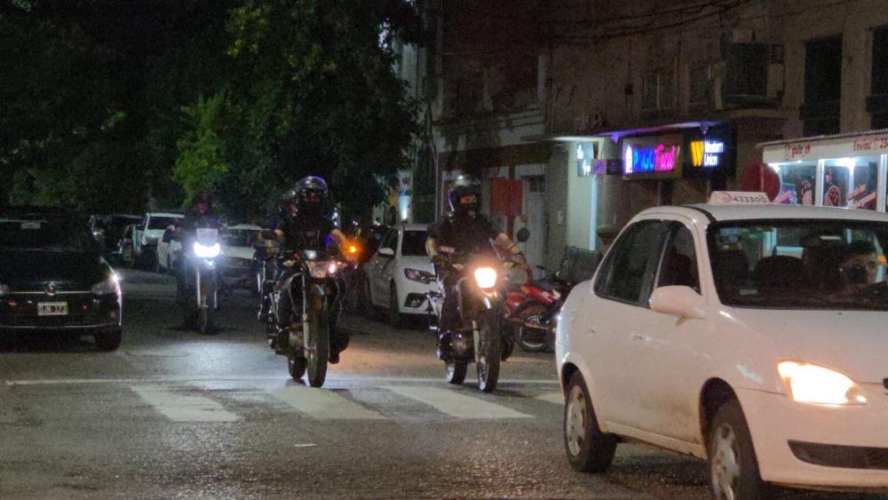 Operativos nocturnos con motorizada para desalentar el uso indebido de motocicletas