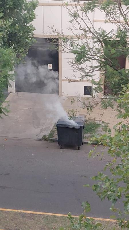 LA POLICÍA INTERVINO ANTE LA QUEMA DE DOS CONTENEDORES EN LA VÍA PÚBLICA, IDENTIFICANDO A SU AUTOR