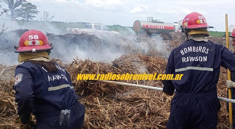 Se incendiaron unos 60 rollos de pasto y Bomberos de Rawson trabajaron más de cinco horas para sofocar el foco ígneo