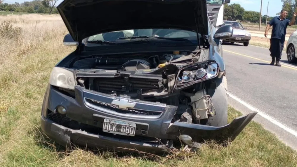 Accidente entre auto y camión