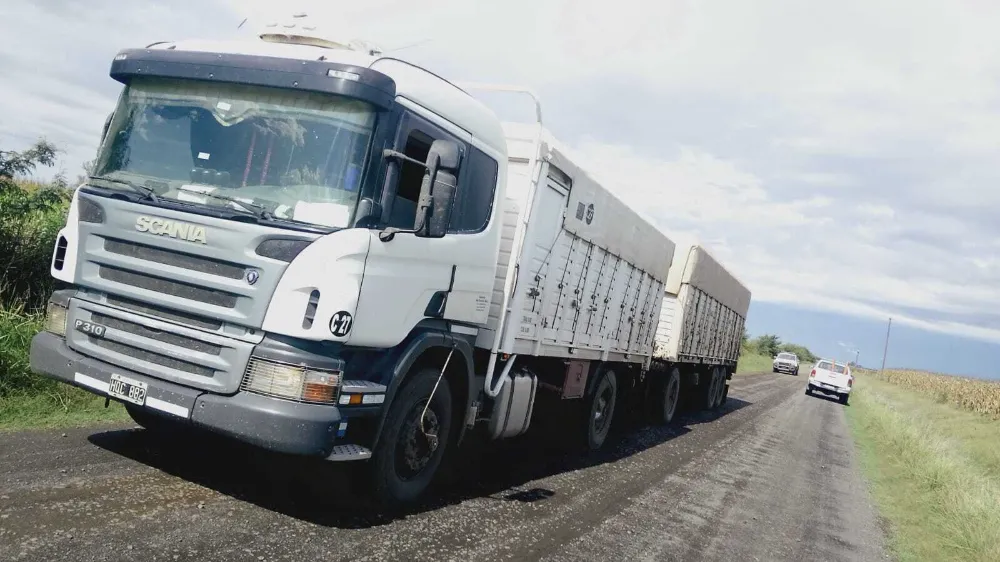 Detienen un camión por transitar camino mejorado en tiempo de lluvia