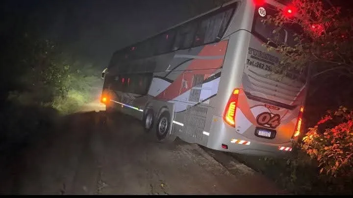 Un micro con 59 pasajeros quedó encajado en una cuneta