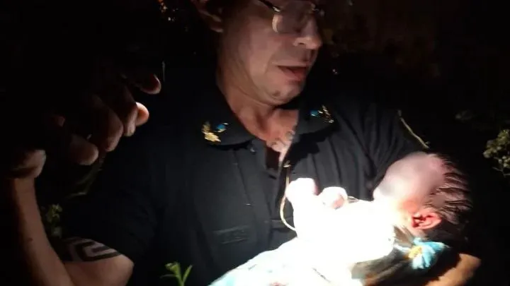 Rescataron a un bebé recién nacido abandonado en un descampado